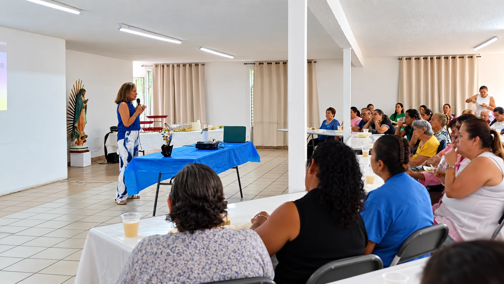 Fabiola Siordia acompañando a un grupo durante un taller